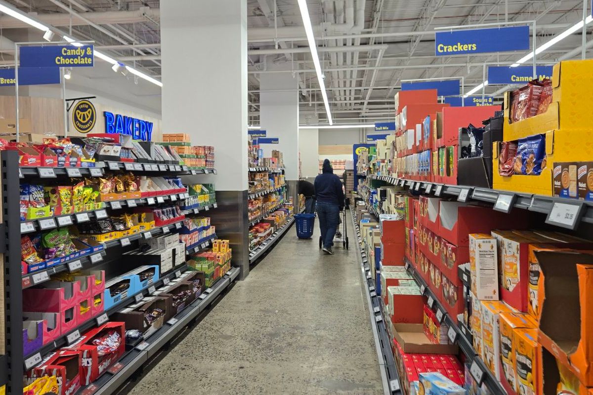 Il reparto dolciumi e biscotti del supermercato Lidl nel Lower East Side di New York