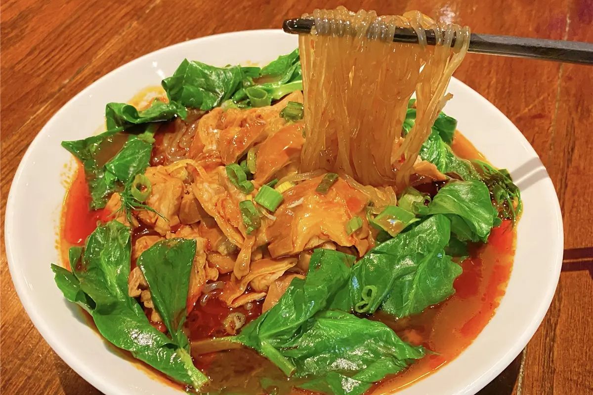 Piatto di noodles dello Sichuan a New York