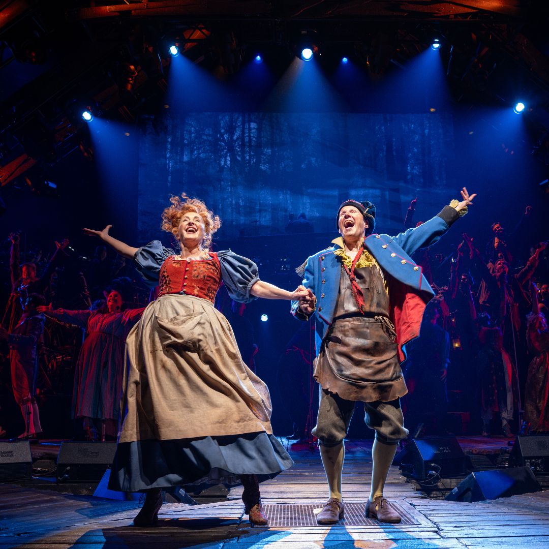 Due cantanti durante il musical Les Misérables a New York