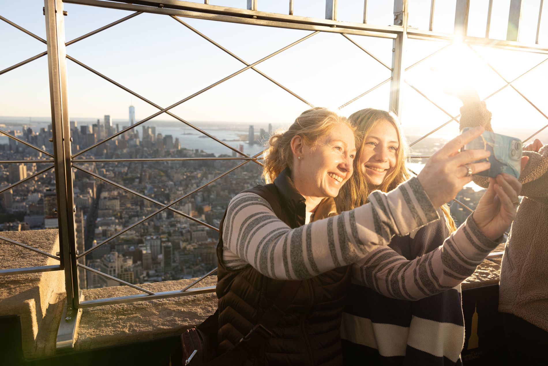 Madre e figlia che si fanno un selfie in cima all'Empire State Building
