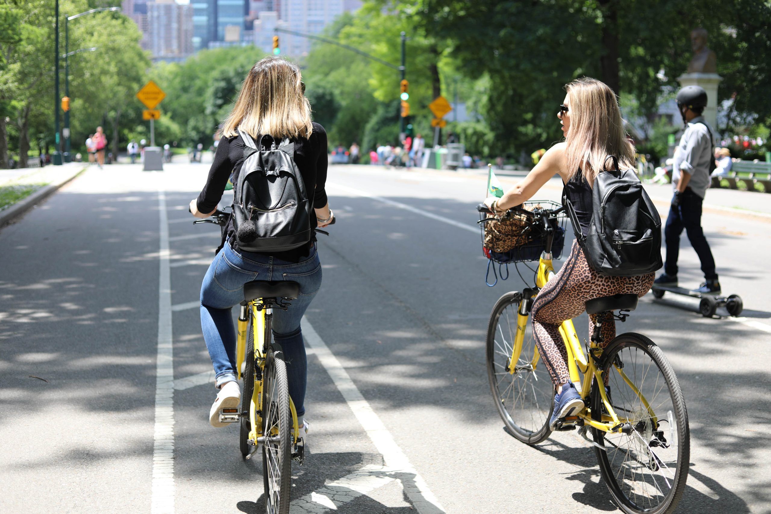 2 giovani donne in bicicletta a Central Park a New York