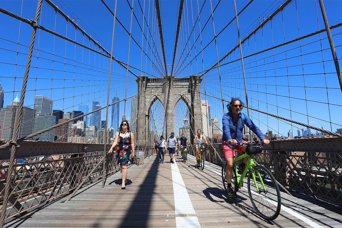 Noleggia una bicicletta ai piedi del ponte di Brooklyn a New York