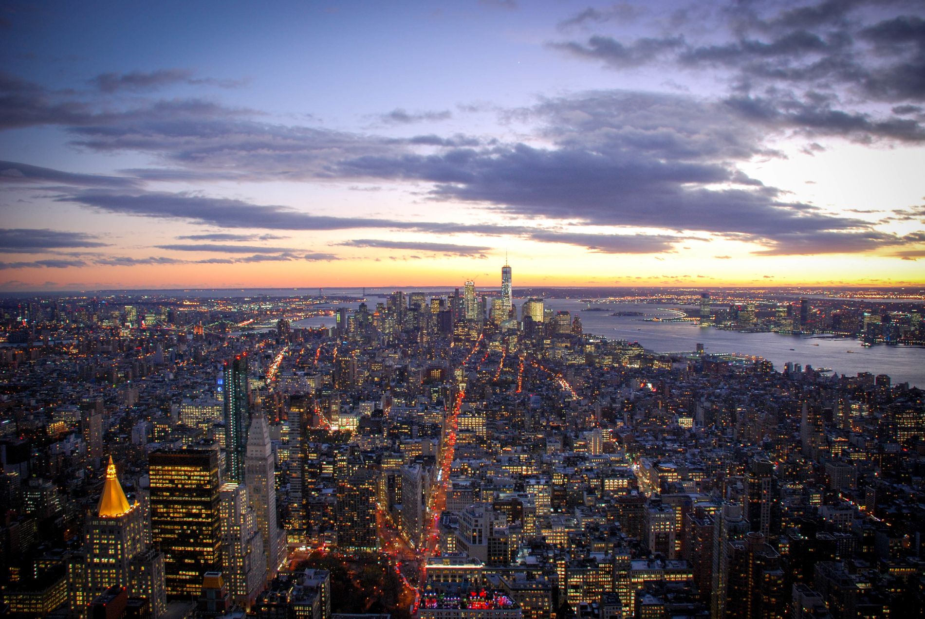 Vista notturna su New York dall'Empire State Building