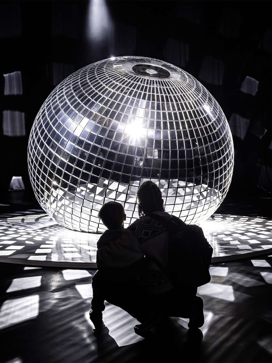 Visitatori davanti a un'opera d'arte al Balloon Museum di New York