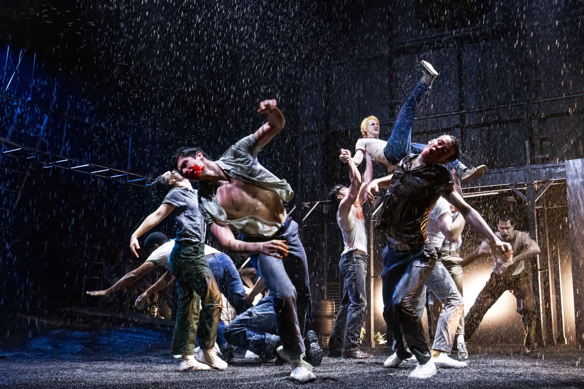 Gli attori del musical The Outsiders a New York