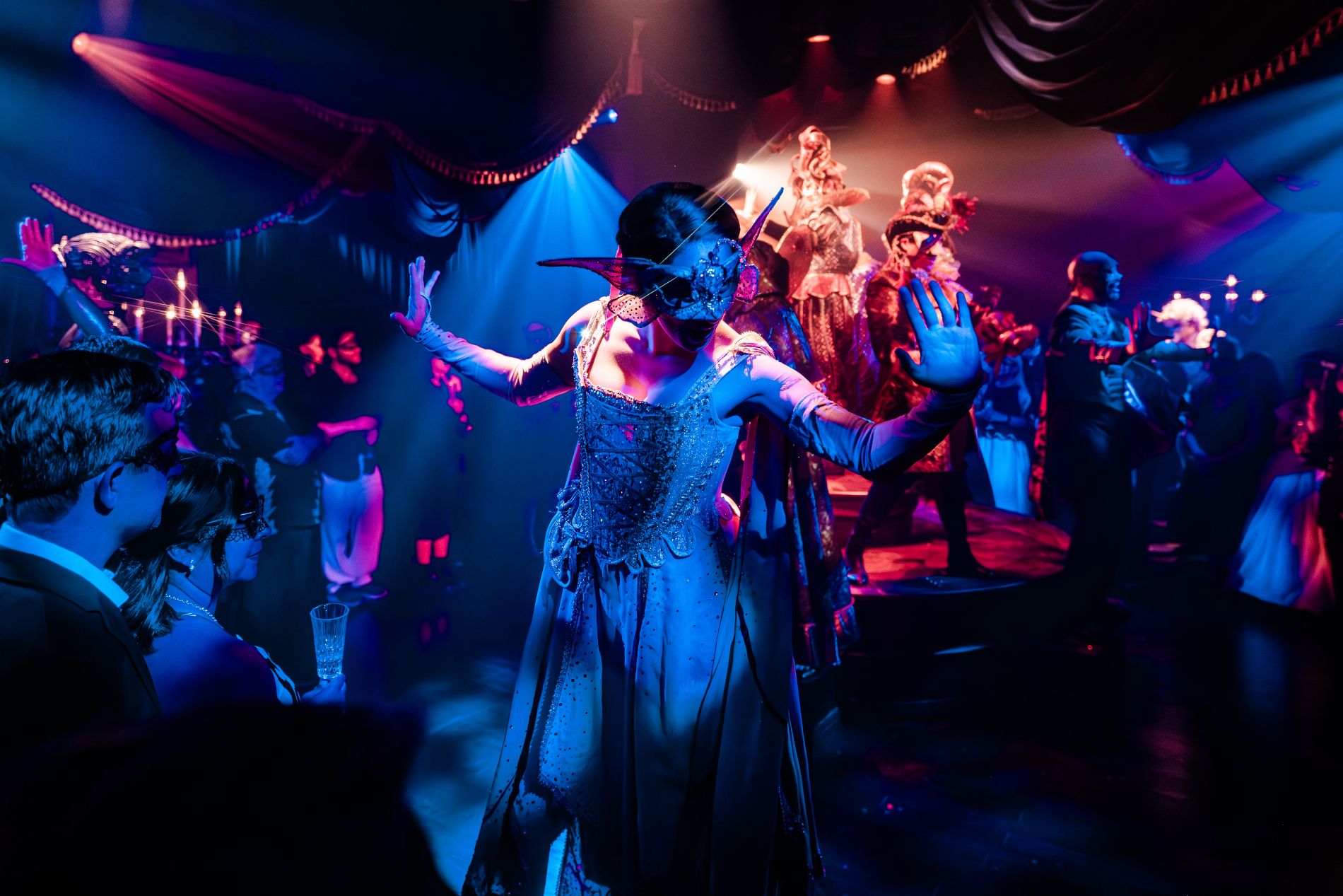 Scène de la comédie musicale Masquerade à New York