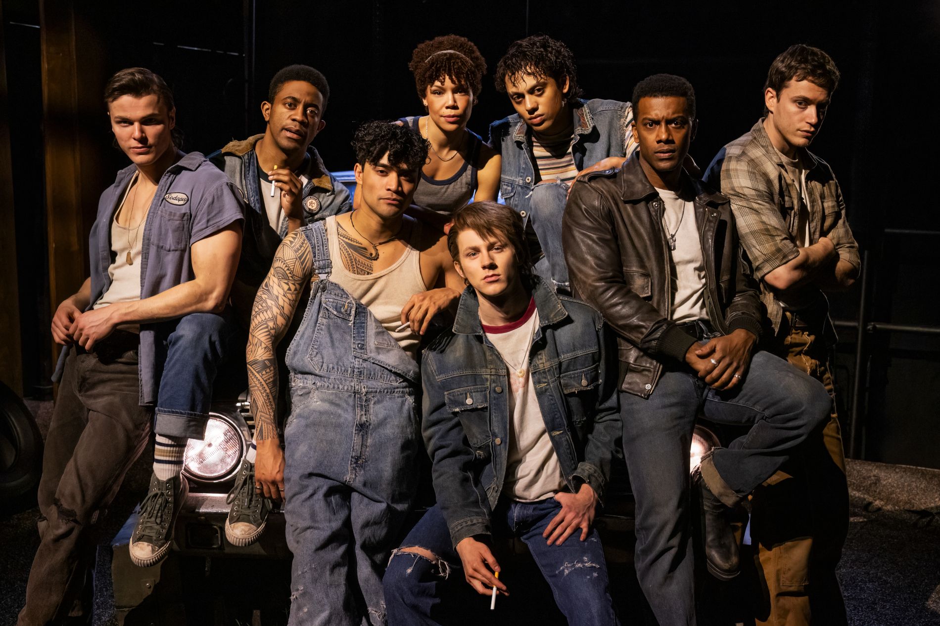 Gli attori del musical The Outsiders a New York