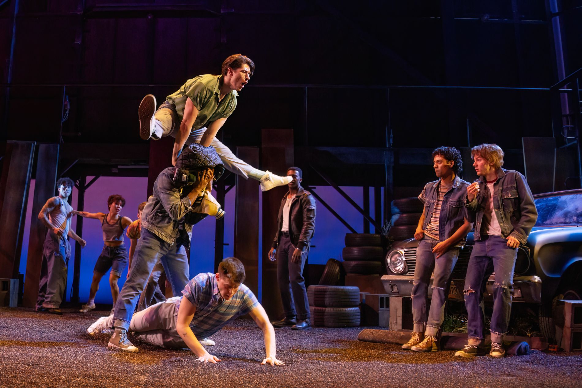 Scena del musical The Outsiders a New York