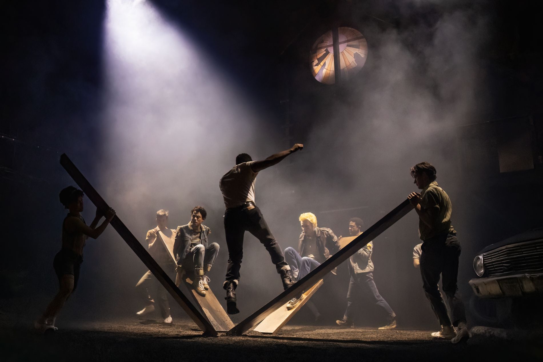 Scena del musical The Outsiders a New York