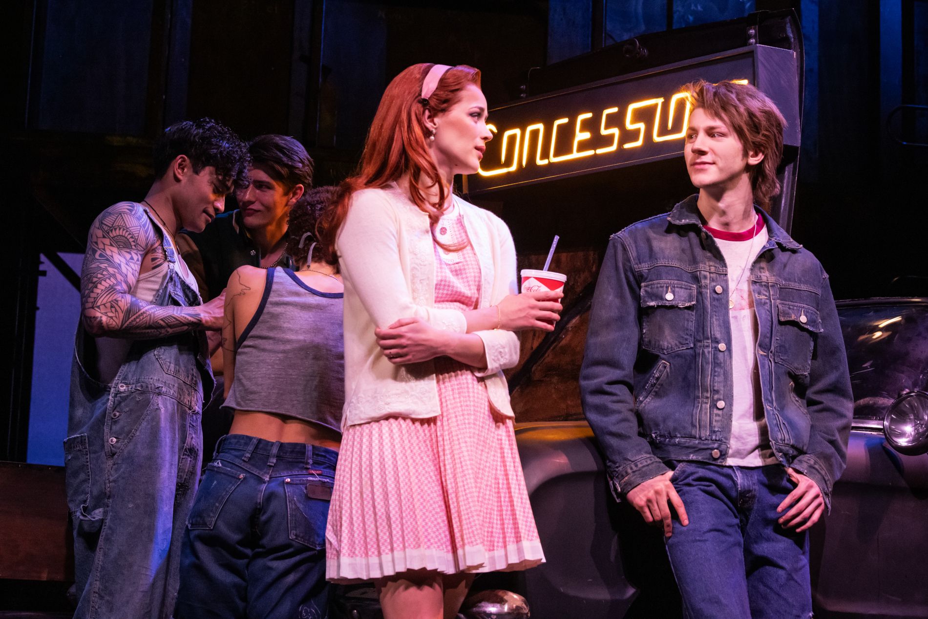 Scena del musical The Outsiders a New York