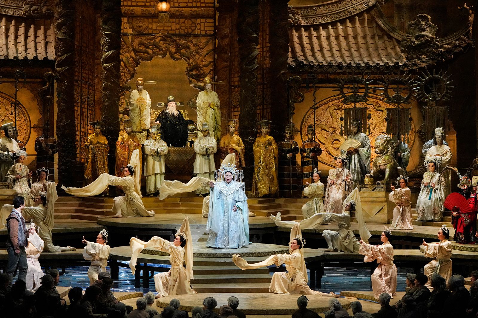 Scena dell'opera Turandot al Metropolitan Opera di New York
