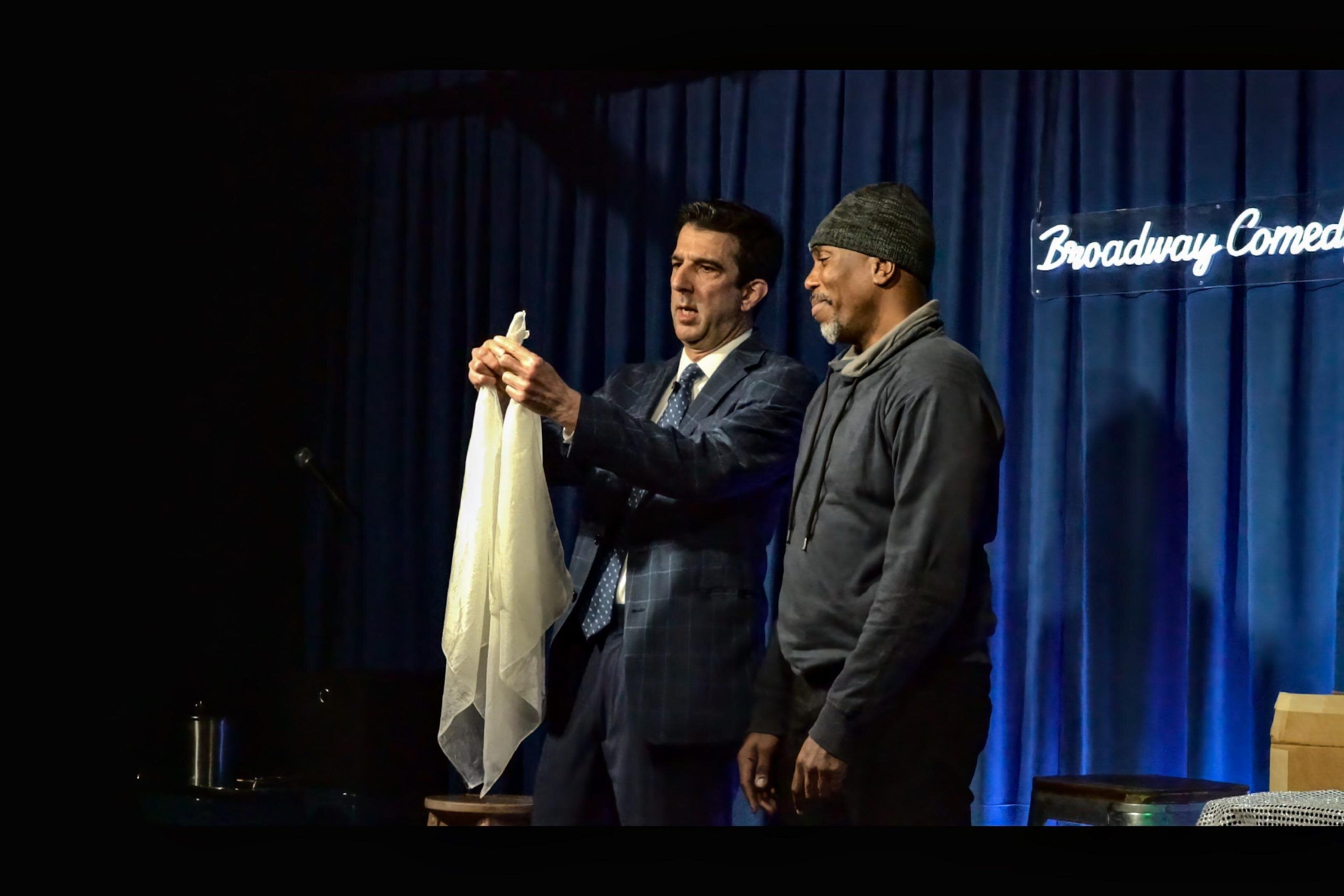 Spettatore che partecipa a un numero di magia al Broadway Comedy Club di New York
