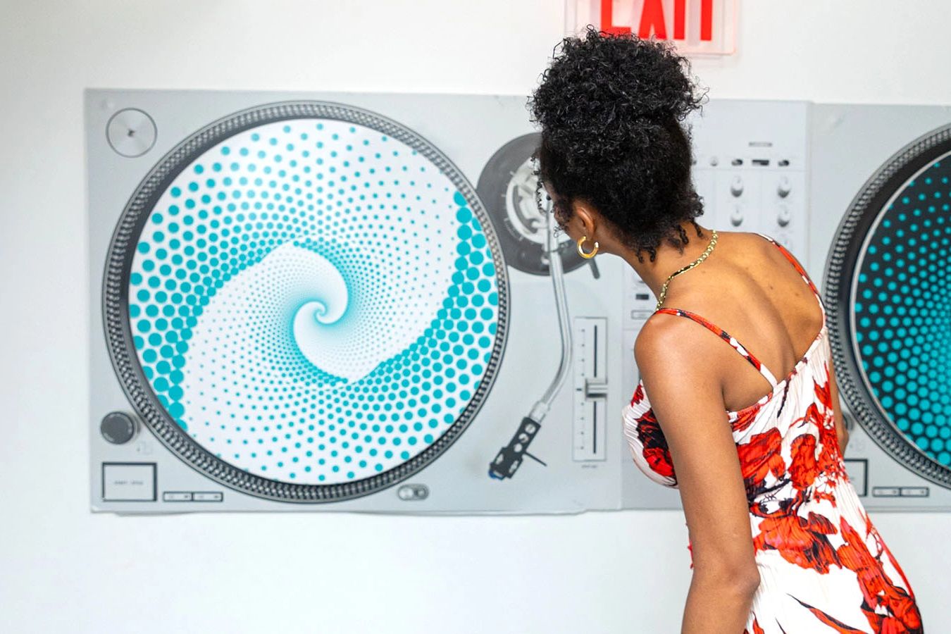 Visitatrice davanti a un'illusione ottica a New York