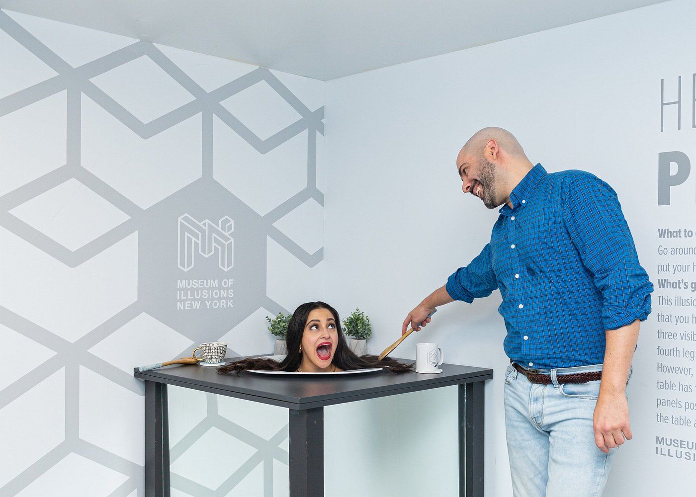 Coppia che visita il Museum of Illusions di New York