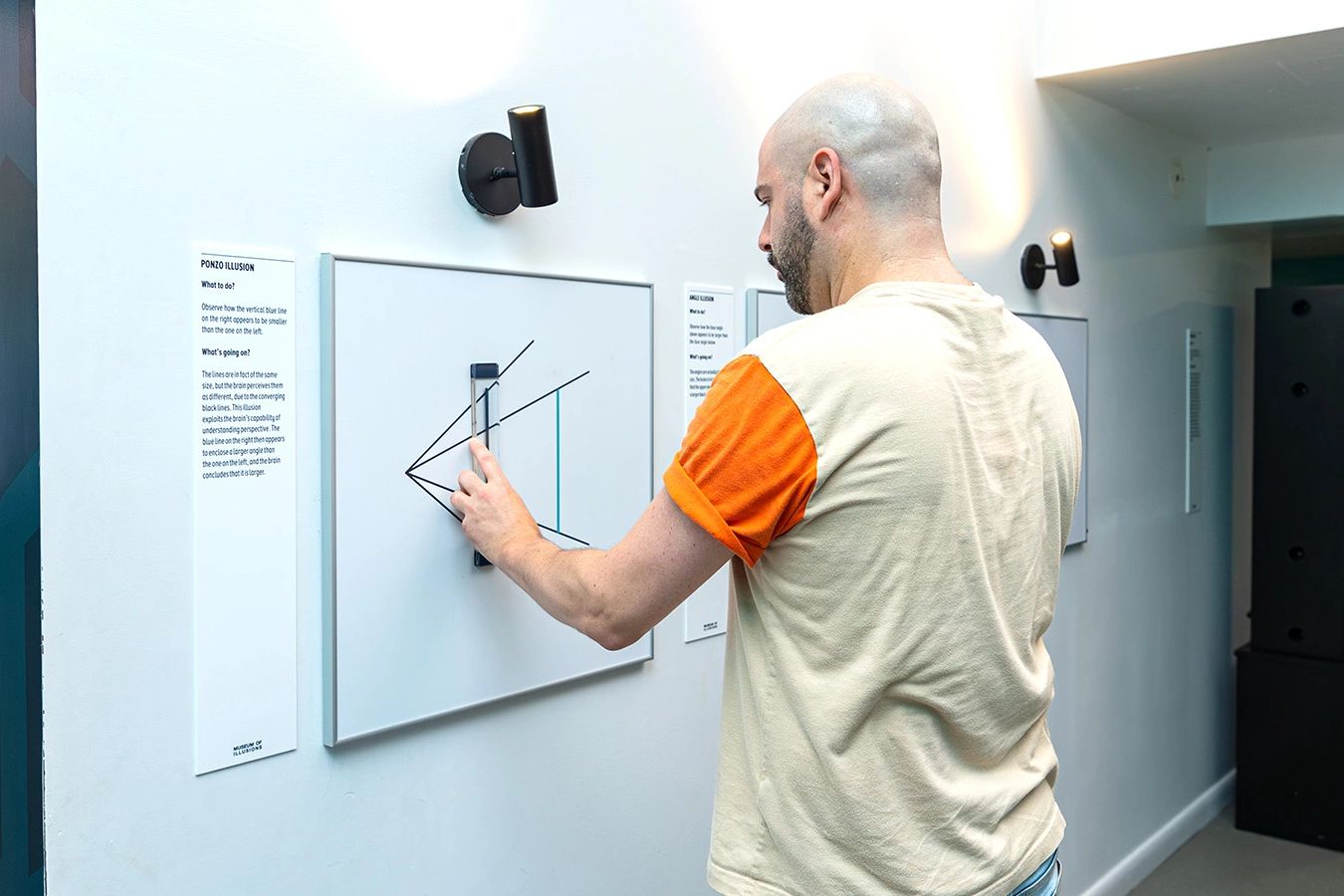 Visitatore davanti a un'illusione ottica a New York