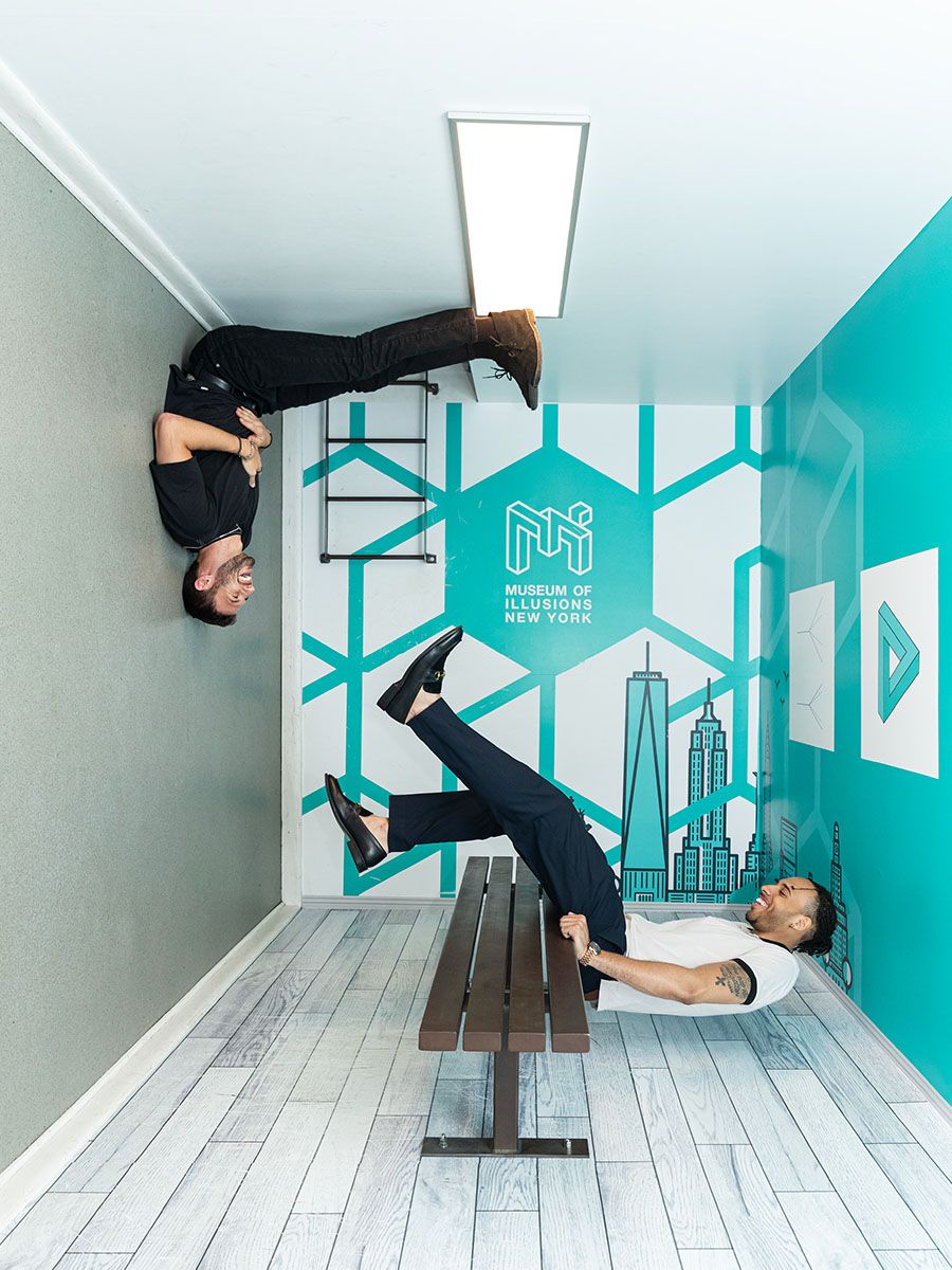 Visitatori che si divertono al Museum of Illusions di New York