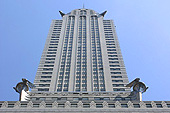 Le Chrysler building s'élève à 319 mètres au-dessus de la 42ème rue.