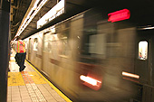 Une rame de métro entre en station