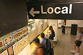 Panneau "Local" indiquant la plateforme des "Local trains".