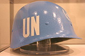 Exposition d'un casque bleu frappé des lettres "UN" pour United nations.
